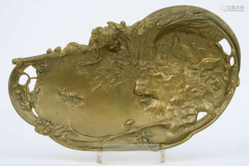HINGRE T.(19°/20° EEUW) Art Nouveau-sierschaal in gedoreerde brons met een fijn [...]