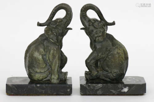 Paar Art Deco-boekensteunen in marmer telkens versierd met een animaliersculptuur in [...]