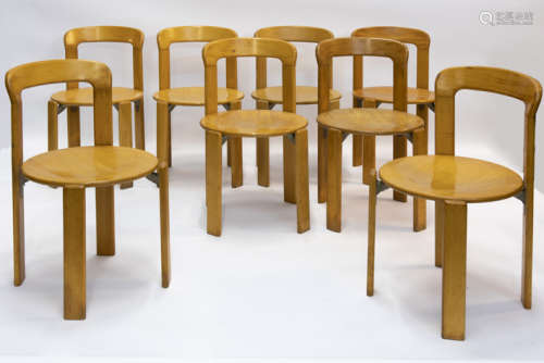 BRUNO REY (° 1935) reeks van acht stoelen met een design in beuk, gerealiseerd door [...]