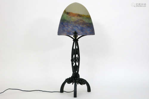 MÜLLER FRÊRES LUNEVILLE vrij grote Art Deco-lamp met montuur in smeedijzer en met [...]