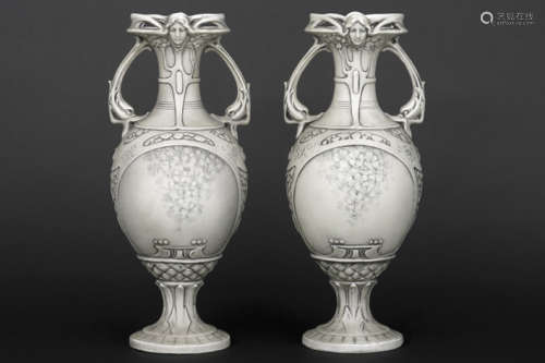 ROYAL DUX paar Art Nouveau-vazen met grepen en met typische ornamentiek - hoogte : [...]