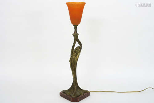 DAUM NANCY Art Nouveau-lamp met gedoreerde voet versierd met een elegante dame en [...]