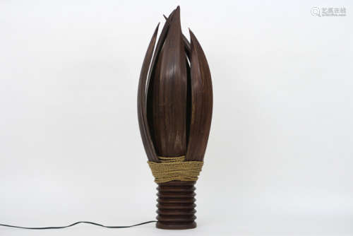 20ste eeuwse schemerlamp in Afrikanistische stijl, gerealiseerd in hout en koord - [...]