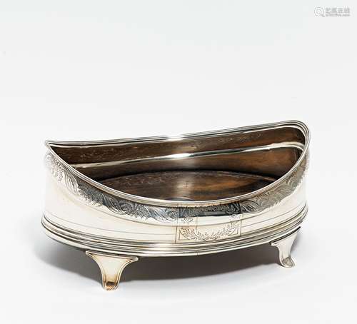 OVALER GEORGE III CRUET STAND. London. Silber. Holzboden mit unterseitigem Samtüberzug. 9x20,5x14cm.