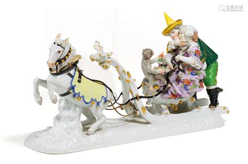 HOFNARREN IM SCHLITTEN. Meissen. 1924-1934. Modell J.J. Kaendler. Porzellan, farbig und gold