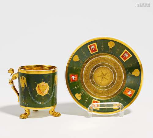 EMPIRETASSE MIT UNTERTASSE. Frankreich. Um 1900. Porzellan, farbig und gold staffiert. Zylindertasse