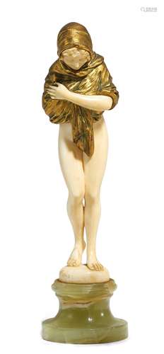 'LA FRILEUSE'. Alonzo, Dominique. Um 1910. Elfenbein, Bronze, Onyx. Junges Mädchen nur in Schal