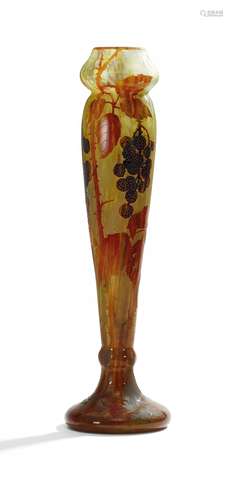 GROßE KEULENFÖRMIGE VASE MIT BROMBEERZWEIGEN. Daum Frères. Nancy. 1910-1915. Farbloses Glas mit