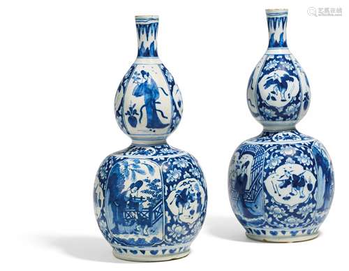 ZWEI BALUSTERVASEN MIT CHINOISERIEN. Delft. 1679-1705. De 3 Vergulde Astonnekens. Sandfarbener