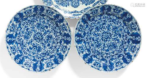 PAAR GROßE SCHÜSSELN MIT BLUMENDEKOR. Delft. Um 1727-1755. De Roos. Beiger Scherben mit