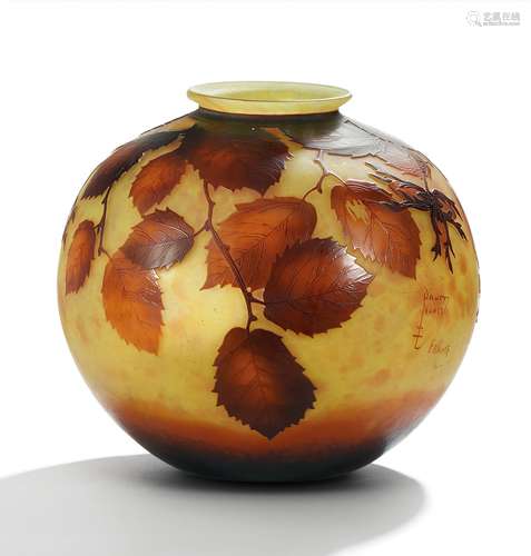 KUGELFÖRMIGE VASE MIT HASELNUSSZWEIGEN. Daum Frères. Nancy. Um 1920er Jahre. Farbloses Glas mit