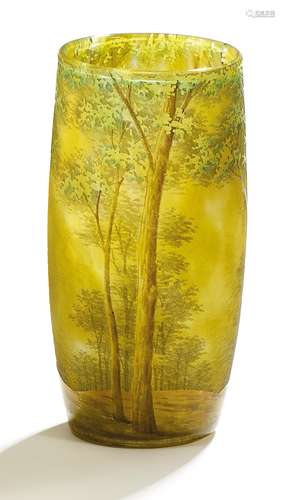 KLEINE KEULENFÖRMIGE VASE MIT BÄUMEN IN FRÜHLINGSLANDSCHAFT. Daum Frères. Nancy. Um 1900.