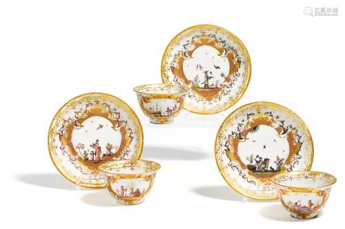 DREI KOPPCHEN UND UNTERSCHALEN MIT CHINOISERIEN. Meissen. Um 1730. Porzellan, farbig und gold