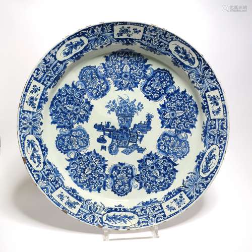 GROßE SCHÜSSEL MIT CHINESISCHEM DEKOR. Delft. 18.Jh. De Metalen Pot. Beiger Scherben mit lichtblauer