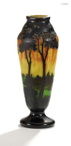 KEULENFÖRMIGE VASE MIT ABENDLANDSCHAFT. Daum Frères. Nancy. Um 1918-25. Farbloses Glas mit gelber