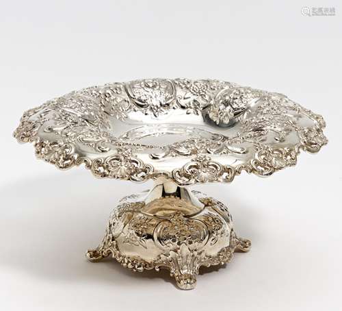 KLEINE AUFSATZSCHALE MIT BLUMENRELIEF. New York. 1902-07. Tiffany & Co. Silber. Ca. 324g. Höhe 9,