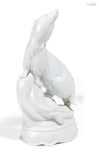 DACHS. Meissen. 1924-1943. Modell M. Esser, 1922. Porzellan, Weißware. Auf einem ovalen Sockel