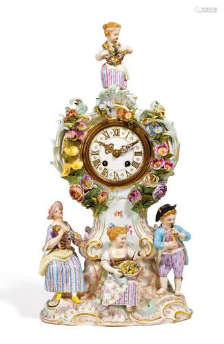 PENDULE MIT GÄRTNERKINDERN. Meissen. Vor 1924. Modell E.A. Leuteritz. Porzellan, farbig und gold