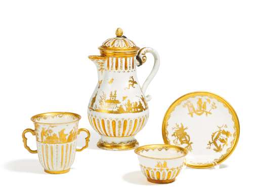 KAFFEEKANNE, DOPPELHENKELBECHER & KOPPCHEN UND UNTERSCHALE MIT GOLDCHINESEN. Meissen. Um 1720-25.