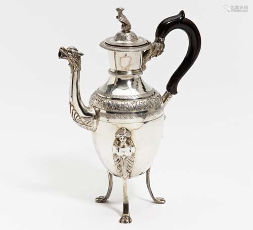 GEFUßTE KAFFEEKANNE EMPIRE MIT WEIBLICHEN BÜSTEN. 19.Jh. Silber. Holzhenkel. Ca. 424g. Höhe 23cm.