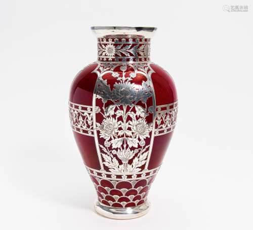 GROßE BALUSTERFÖRMIGE OVERLAY-VASE MIT BLUMENRISPEN. Wohl USA. 20. Jh. Ochsenblut-rotes Glas, darauf