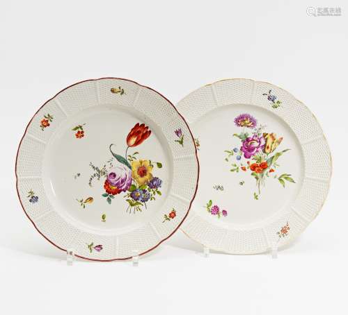 ZWEI GROßE PLATTEN MIT BLUMENBOUQUETS. Ludwigsburg. 1758-1793. Porzellan, farbig und einmal gold