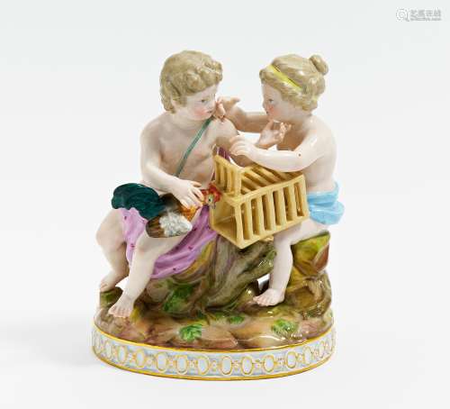 KINDER MIT VOGELBAUER. Meissen. Vor 1924. Modell J.C. Schönheit. Porzellan, farbig und gold