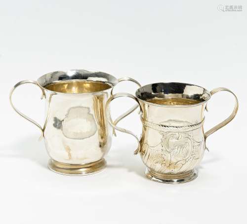 GROßER GEORGE I PORRINGER UND KLEINERER GEORGE II PORRINGER. London. 1720-21. William Paradise. /