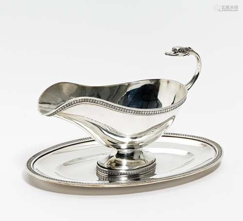 SAUCIERE MIT SCHWANENZIER AUF FESTEM UNTERSATZ. Paris. Um 1900. Silber. Ca. 670g. 13,5x24x14,5cm.