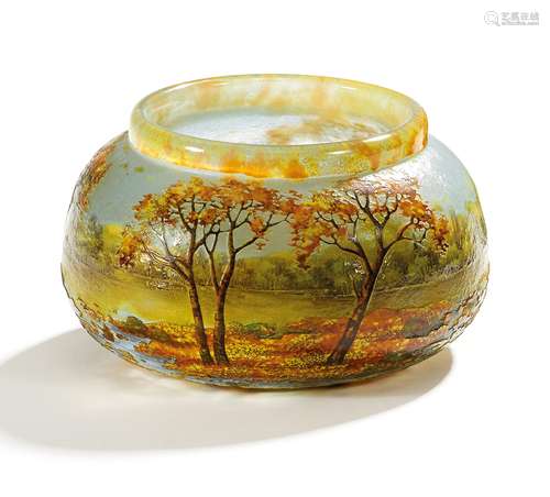 KLEINE VASE MIT HERBSTBÄUMEN IN AUENLANDSCHAFT. Daum Frères. Nancy. Um 1903. Farbloses Glas mit