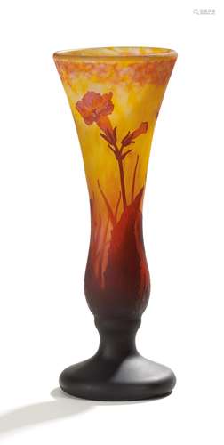 VASE MIT TRICHTERBLÜTEN. Daum Frères. Nancy. Um 1911. Farbloses Glas mit gelben