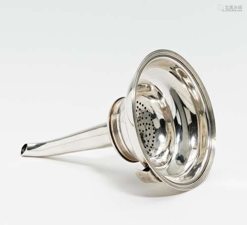 GEORGE III WINE FUNNEL. London. 1790-91. Charles Hougham. Silber. Ca. 66g. Höhe 11,5cm. BZ London