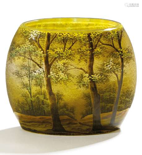 KLEINE FLACH GEBAUCHTE VASE MIT BÄUMEN IN FRÜHLINGSLANDSCHAFT. Daum Frères. Nancy. Um 1896.