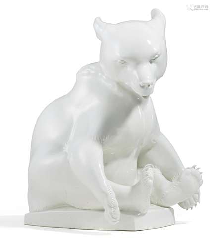 GROßER BÄR. Meissen. nach 1946. Modell M. Esser, 1929. Porzellan, weiß. Der junge Bär auf einem