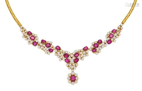 RUBIN-DIAMANT-COLLIER. Italien, um 1970. 750/- Gelbgold, Gesamtgewicht: 60,5g. L.ca. 51,0cm. 94