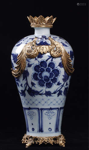 A PORCELAIN VASE WITH STRIPE PATTERNS AND QIANLONG MARKING