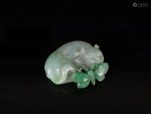 A JADEITE ORNAMENT DEPICTING OF A CAT CATCHING BUTTERFLY