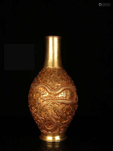 A GILT BRONZE VASE WITH DRAGON PATTERNS