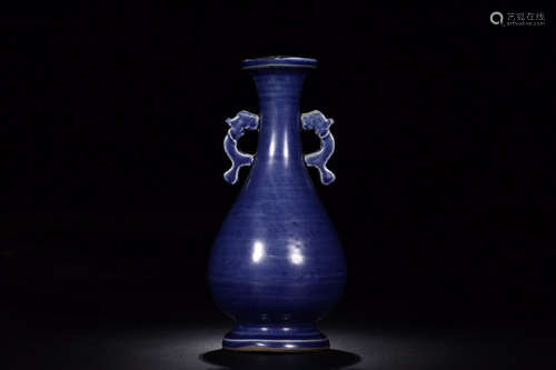 A BLUE PAINTED PORCELAIN EAR VASE WITH DRAGON SHAPE HANDLES