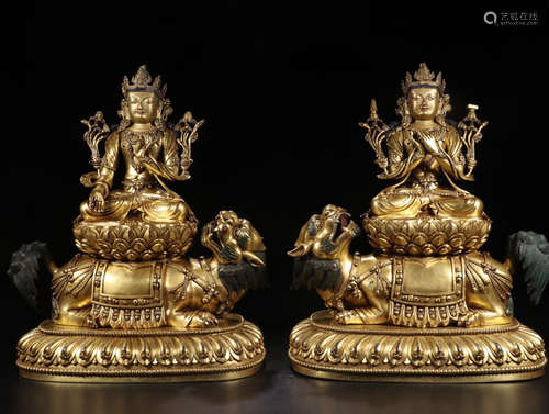 A PAIR OF GILT SILVER SITTING BUDDHA FIGURES