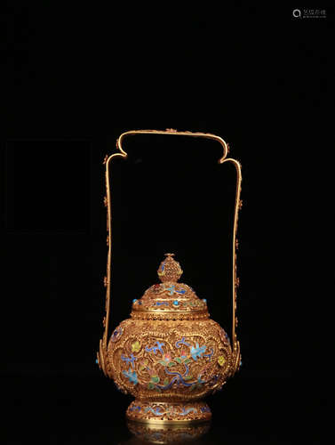 A GILT SILVER VASE WITH FLOWER PATTERNS