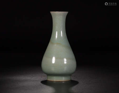 A LONGQUAN KILN LONG NECK VASE