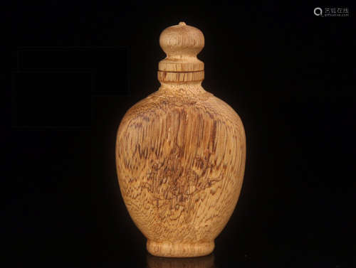 A CHENXIANG WOOD SNUFF BOTTLE WITH FLOWER CARVING