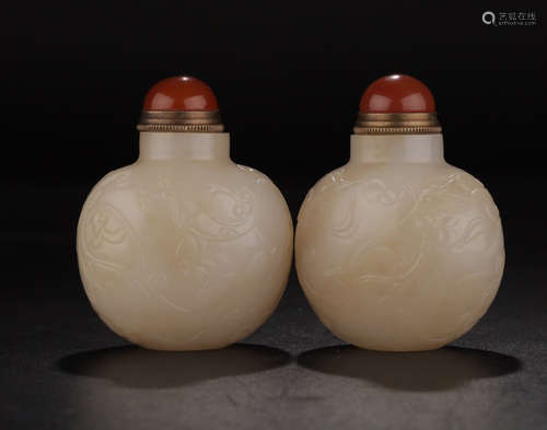 A PAIR OF HETIAN JADE SNUFF BOTTLES