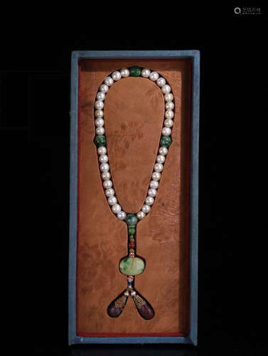 A BRACELET MADE OF EASTERN PEARLS AND JADEITE BEADS