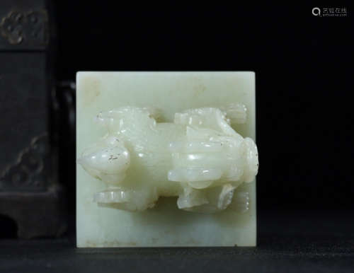 A HETIAN JADE CARVED BEAST SHAPED SEAL WITH BOX