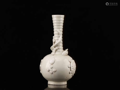 A FAMILLE ROSE FLORAL PATTERN VASE