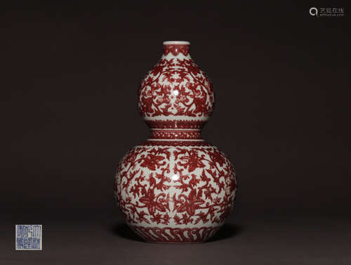 A PORCELAIN GOURD VASE WITH RED FLOWER PATTERNS