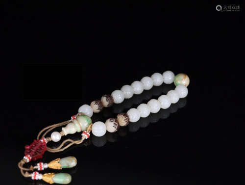 A WHITE JADE BRACELET WITH LOTUS FLOWER PATTERNS