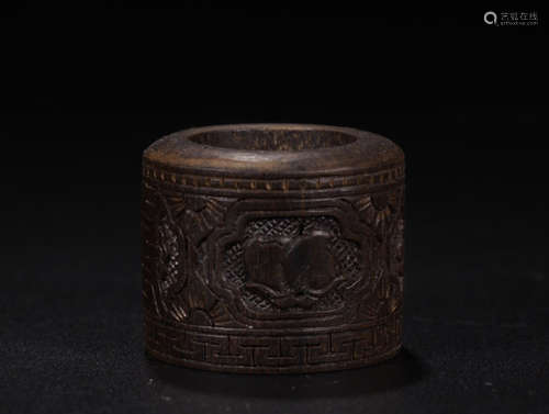 A CHENXIANG WOOD THUMB RING WITH PATTERNS